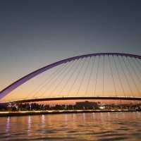 Marche le long de Dubai Water Canal au "sunset"