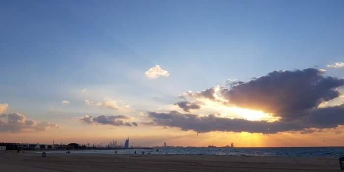 Marche à Jumeirah au "sunset"